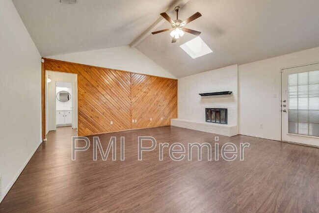 Building Photo - 516 Roberts Dr