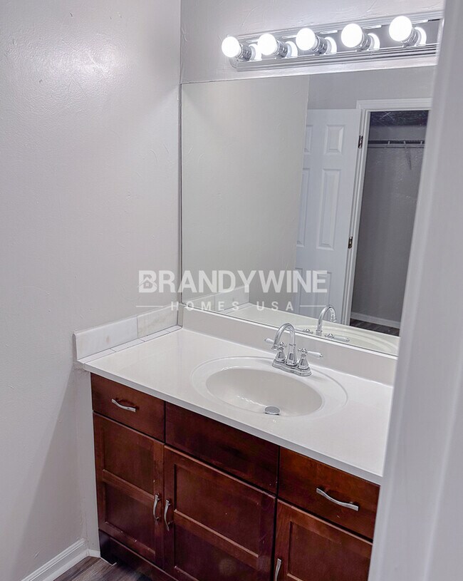 Building Photo - One month FREE RENT!