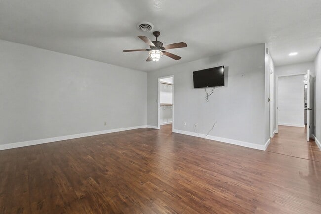 Building Photo - Stylish 2-Bed, 2-Bath Home with Generous Den in The Meadows