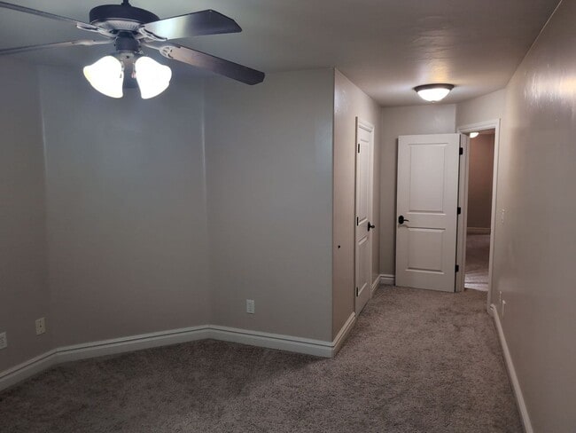 Building Photo - PET FRIENDLY -Spacious 6 Bedroom Home in St. George