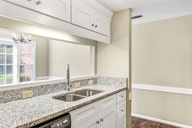 Building Photo - Newly Updated Park Place Townhome in Green...