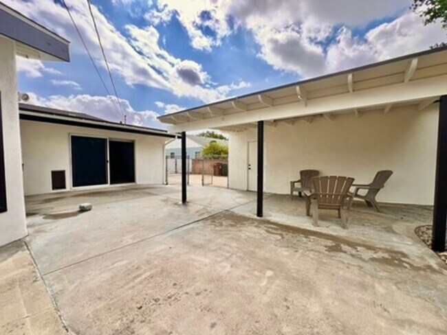 Building Photo - 3 bedroom  2 bathroom