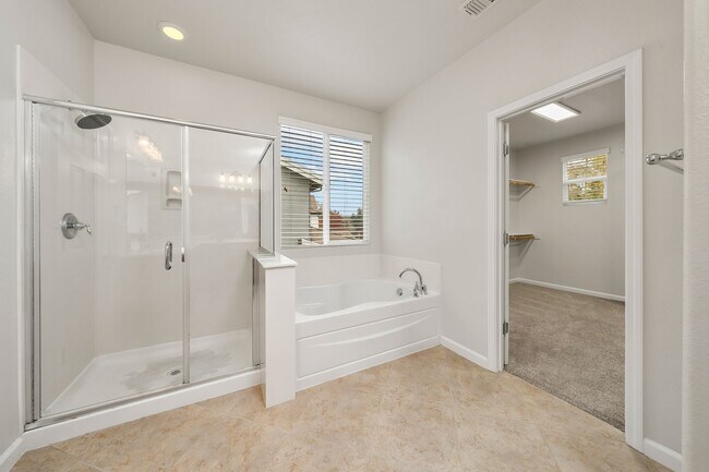 Building Photo - Spacious 4 Bedroom Home in Desirable Roseville Neighborhood