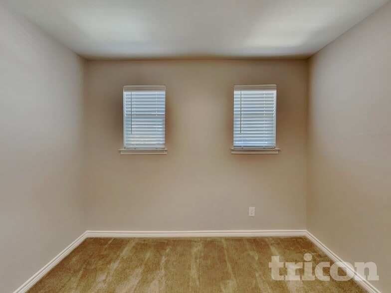 Building Photo - 1519 Overlook Bank