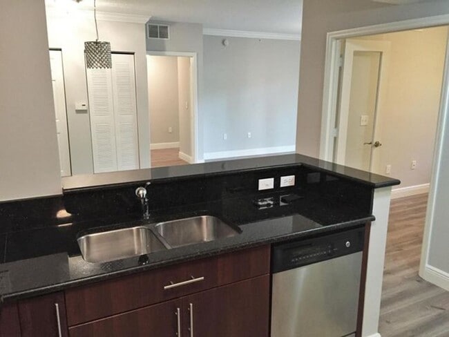 Building Photo - 4905 Midtown Ln