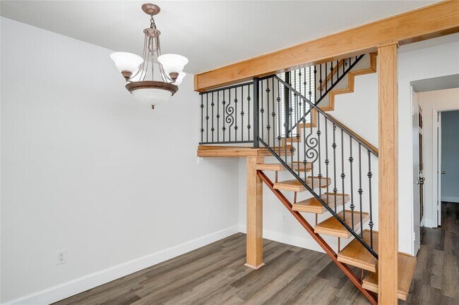 Building Photo - 6910 Hart Ln