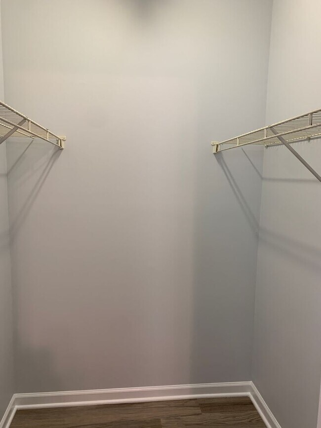 Building Photo - 3 Bedroom 2 Bath Renovated House Available Now on Park Avenue