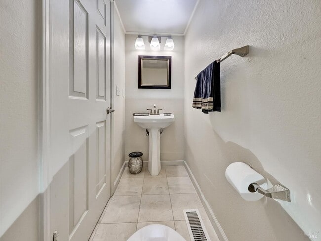 Building Photo - 128 Baypoint Dr