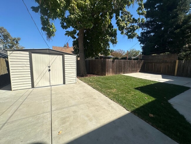 Building Photo - 3 Bedroom 2 Bathroom Home with Yard
