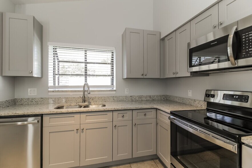 Building Photo - 9782 Piney Point Cir