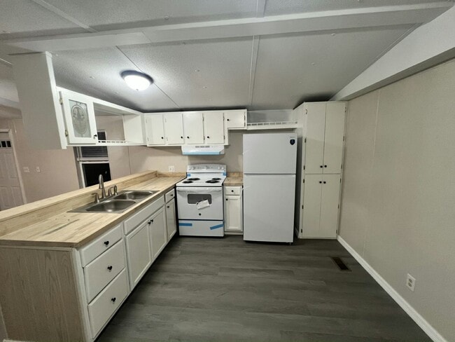 Building Photo - 71A Tower Manor Cir E