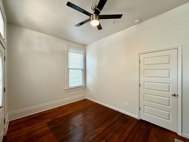 Building Photo - 4 bed/2 full bath Rental on Warner - Mins ...