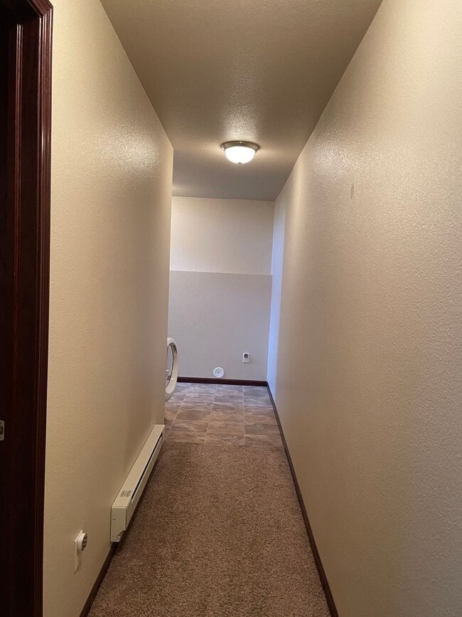 Building Photo - Spacious 2 Bedroom Twinhome SORRY NO PETS!!