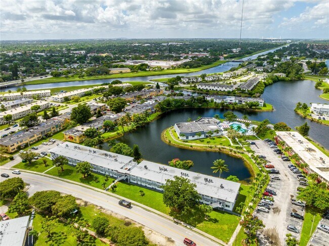 Building Photo - 20310 NE 2nd Ave