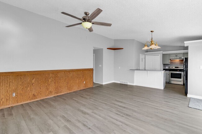 Building Photo - 466 1/2 Carson Lake Dr
