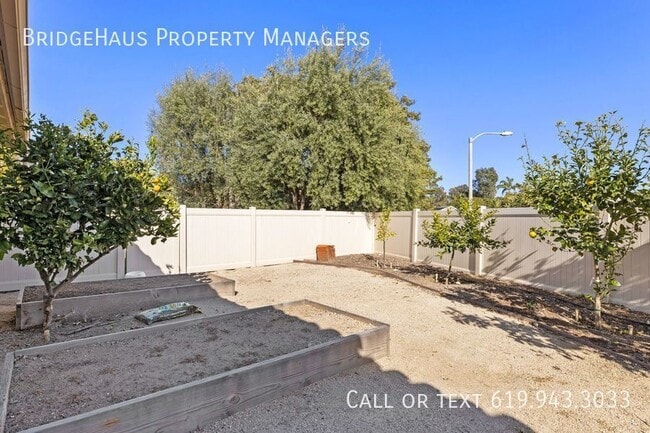 Building Photo - 1004 St Albans Pl