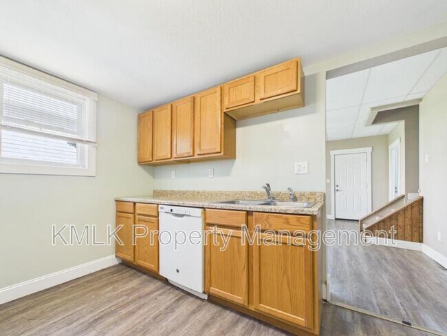 Building Photo - 428 Allyn St