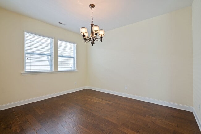 Building Photo - Available June 1!! Beautiful and Bright 4 Bedroom + 2.5 bath home with Loft & Open Floor Plan!