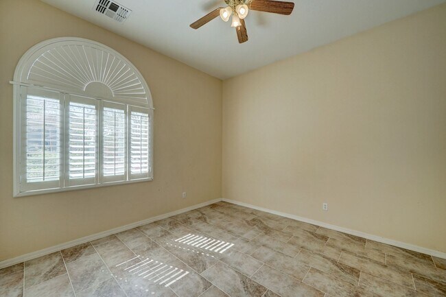 Building Photo - AVAILABLE NOW IN SHAMROCK ESTATES GILBERT!!!