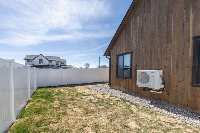 Building Photo - K215LI