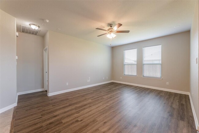 Building Photo - 1000 Meadow Scape Dr
