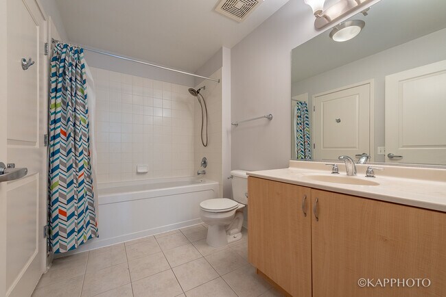 Building Photo - 468 W Elm St