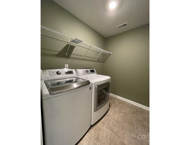 Building Photo - 141 W Morehouse Ave