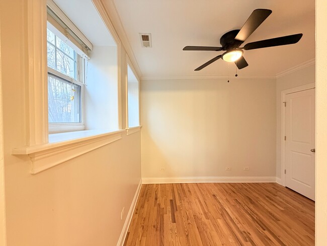 Building Photo - 1416 W Lunt Ave