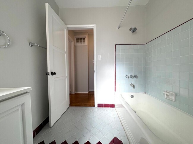 Building Photo - Classic Hollywood 1-Bedroom near Hollywood...