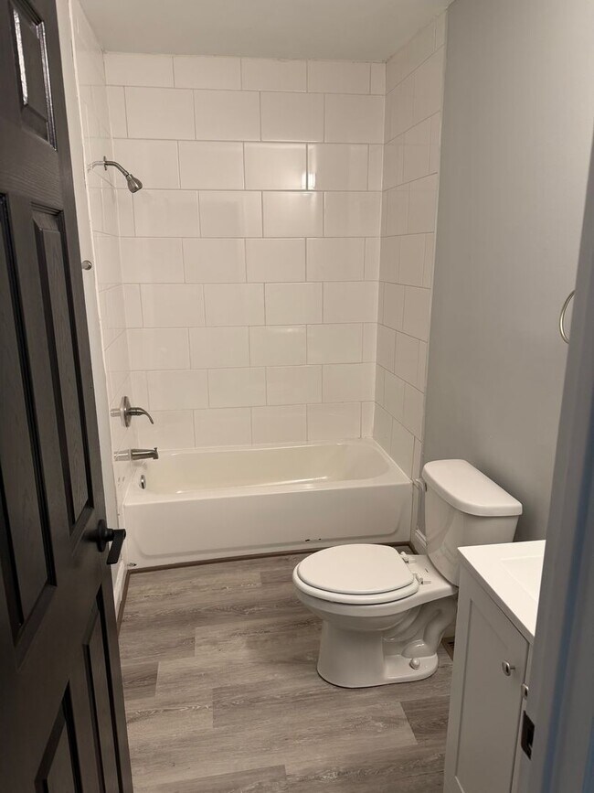 Building Photo - 716 E 23rd St