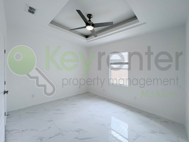 Building Photo - Stunning - 3 b/2.5 bath Home - Don't Miss Out!