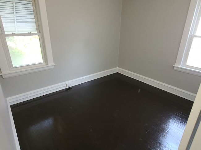 Building Photo - Single Family Home 4 Bedroom and 1 Bath Fo...