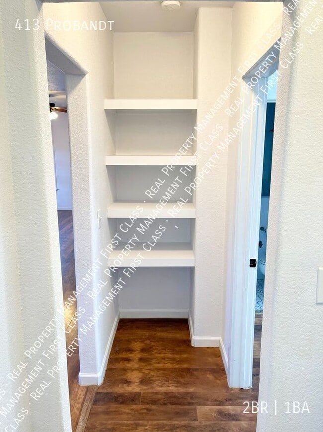 Building Photo - 413 Probandt-