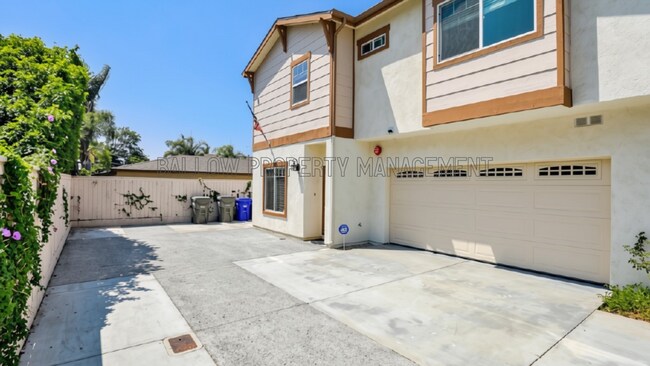 Building Photo - 1327 Holly Ave
