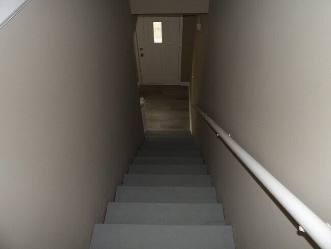 Building Photo - 244 Meadowview Dr