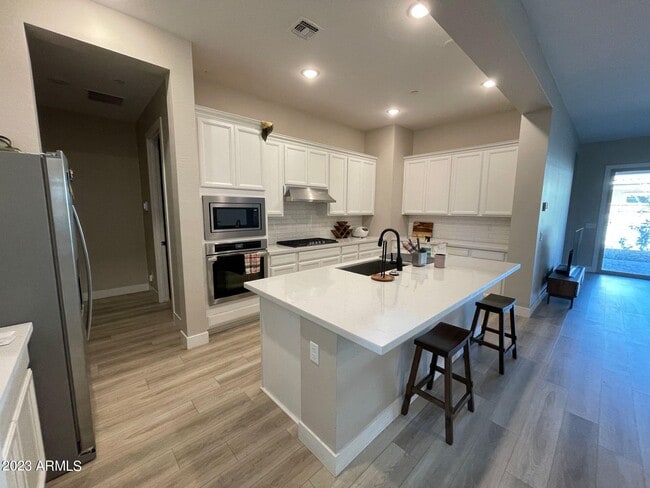 Building Photo - 14030 W Desert Flower Dr