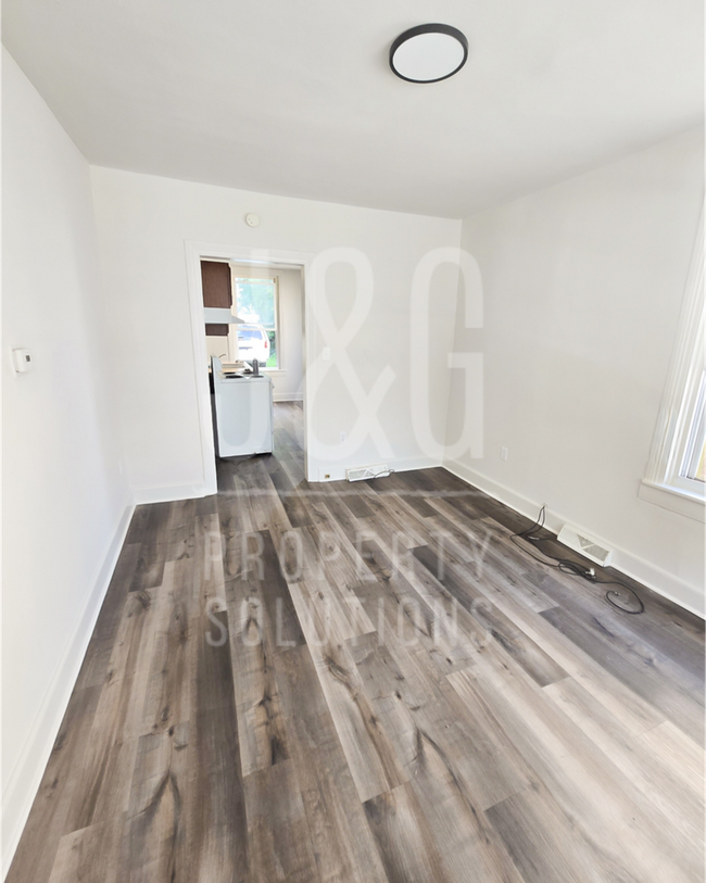 Building Photo - 2 Bed room