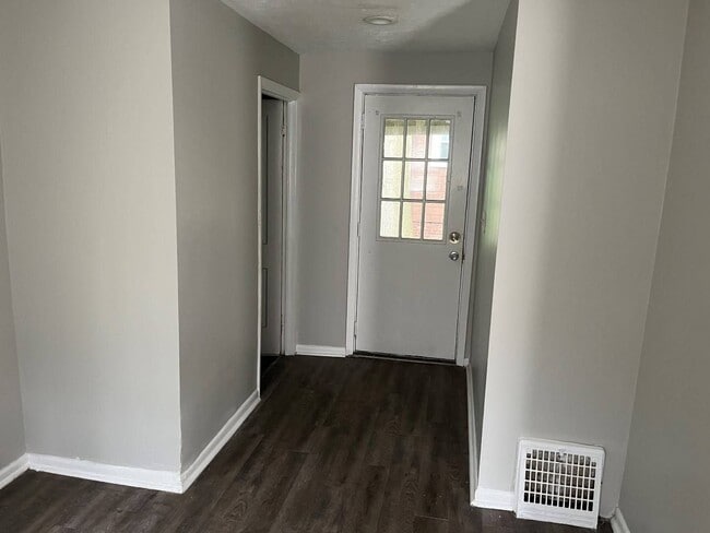 Building Photo - Spacious and Elegant 4 Bedroom Residence w...