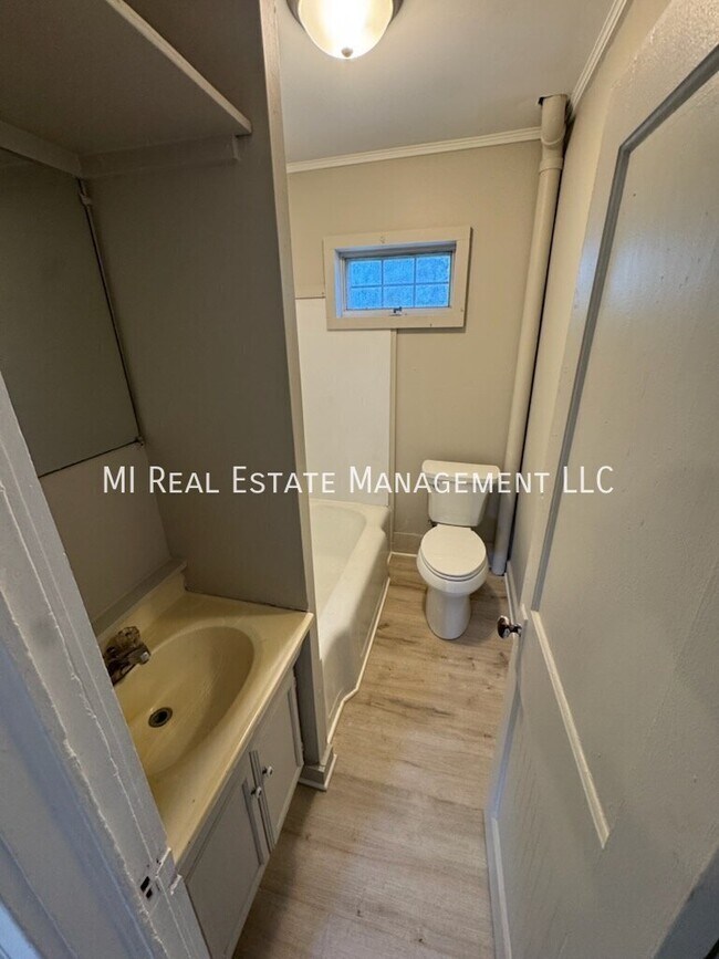Building Photo - 634 Catawba Ave