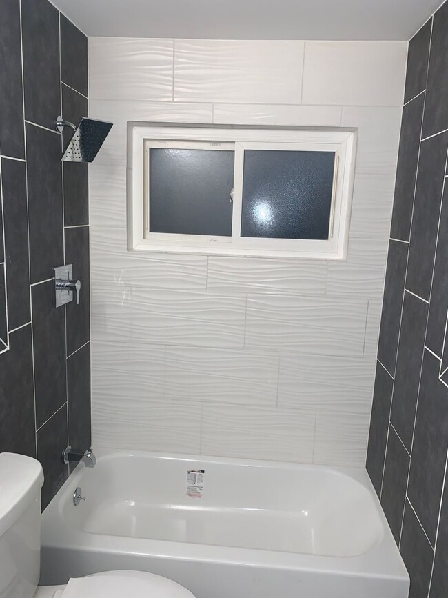 Building Photo - Beautiful 3 bed 1 bath home.  Wait till yo...