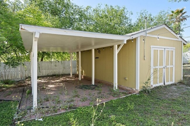 Building Photo - 603 E Losoya St