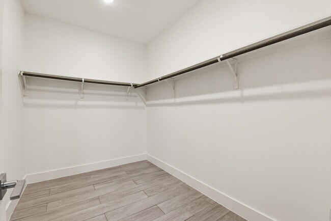 Building Photo - 1530 Primrose St