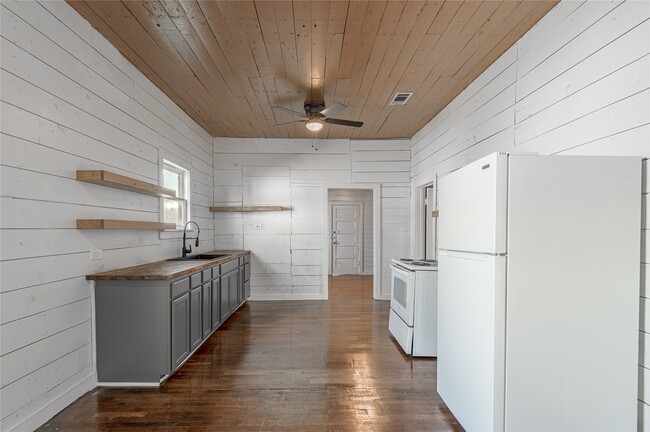 Building Photo - 703 Avenue J