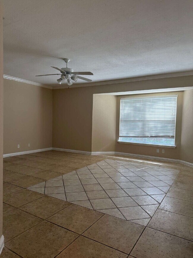 Building Photo - Beautiful Kitchen and Open Floor Plan