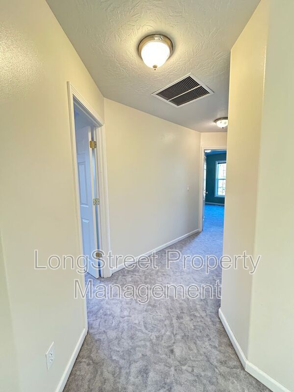 Building Photo - 852 Marilyn Dr