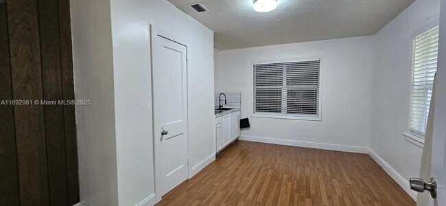 Building Photo - 435 SW 33rd Ave
