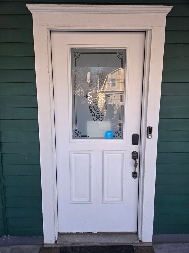 Building Photo - Spacious, meticulously renovated single family: 2-bedroom, 2 full bathroom & finished basement an...