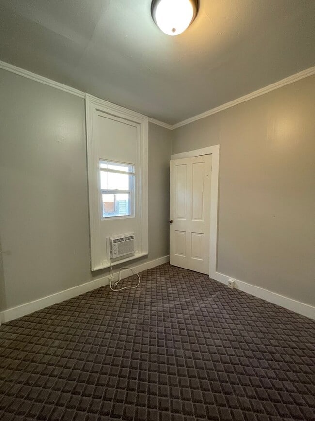 Building Photo - 909 Merchant St