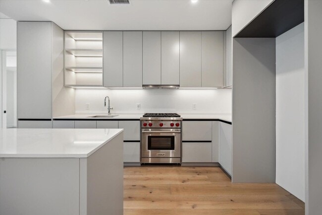 Building Photo - 610 Davis St