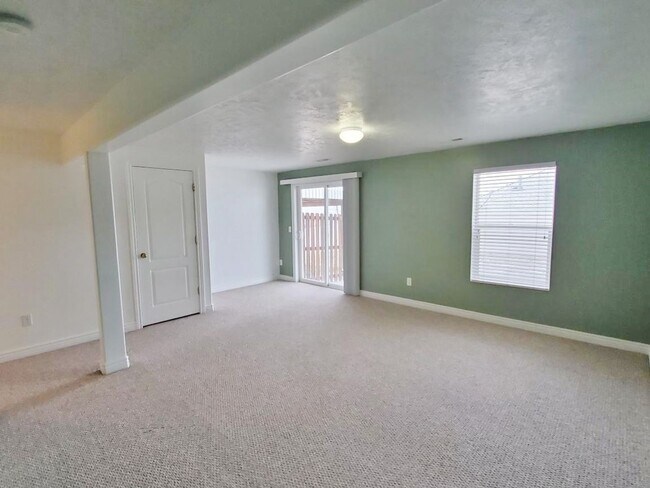 Building Photo - 2-3 Bd 2.5 Bath Townhome in Draper